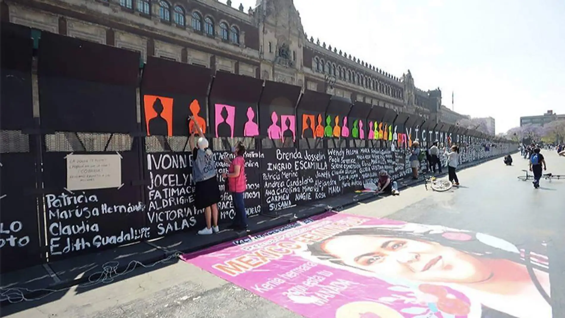 Feministas colocan flores en las vallas de Palacio Nacional